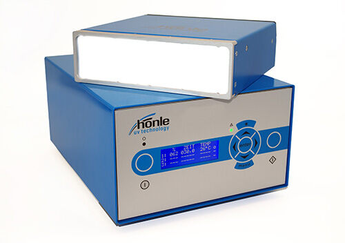 Il LED Spot 200 HP IC è un proiettore UV ad alta intensità di Hoenle, ideale per polimerizzare in modo affidabile grandi superfici di adesivi UV.