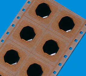 Glob tops utilizzato per l’assemblaggio automatico di chips nudi