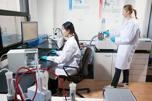 I dipendenti Panacol controllano la qualità di un adesivo sulle apparecchiature