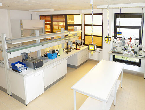 nel laboratorio di Panacol vengono prodotti adesivi industriali innovativi