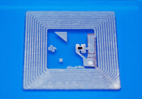 I chip sono legati ad una struttura di antenna in modo elettricamente conduttivo. | © Panacol Chip con adesivo conduttivo elettrico su RFID | © Panacol