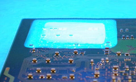 Rivestimento conforme auf PCB | © Panacol Adesivo fluorescente come rivestimento conforme su un circuito stampato | © Panacol