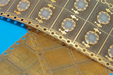 Composto sigillante di Panacol per proteggere i chip delle smart card | © Panacol sigillante bianco-trasparente di Panacol su chip per smart card | © Panacol