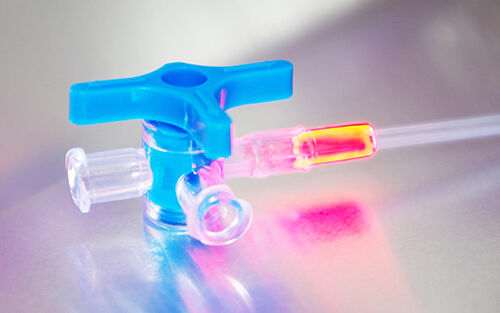 valvola medicale con tubo incollato con adesivo fluorescente di Panacol
