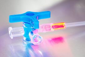 valvola medicale con tubo incollato con adesivo fluorescente di Panacol | © Panacol