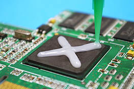 Adesivo termoconduttivo per componenti elettronici Panacol | © Panacol Adesivo termoconduttivo Panacol su componenti elettronici per dissipatori di calore | © Panacol