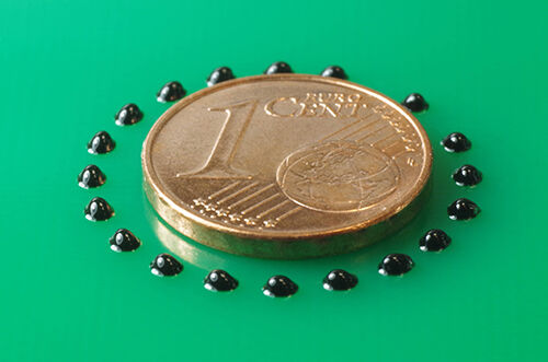 adesivo termico da Panacol spruzzato come punti glop top su PCB