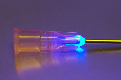 Ago da siringa incollato con adesivo plastico fluorescente Vitralit 7311 di Panacol