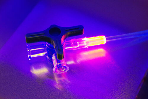 colla fluorescente arancione Vitralit® 7311 FO di Panacol collega il tubo medico con la valvola